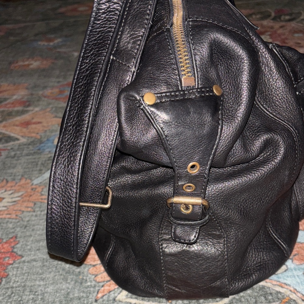Elegant Black Leather Travel Bag - Picture 4 of 6